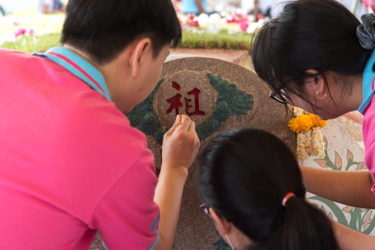 清明節是台灣重要節日，掃墓祭祖可準備先人生前愛吃的食物。（示意圖／取自Shutterstock）