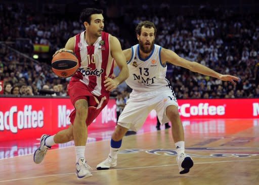 El Olympiakos griego revalidó su título de campeón de Europa de básquetbol al ganar 100-88 al Real Madrid, este domingo en la final de la Euroliga en Londres, con lo que impidió que los españoles consiguieran su noveno éxito en este torneo. (AFP | Glyn Kirk)