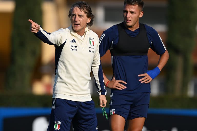 Marzo de 2023, Roberto Mancini, el DT que hizo la apuesta para que Mateo Retegui juegue en la selección de Italia, en un entrenamiento juntos; ahora el técnico ganará una fortuna en Arabia Saudita