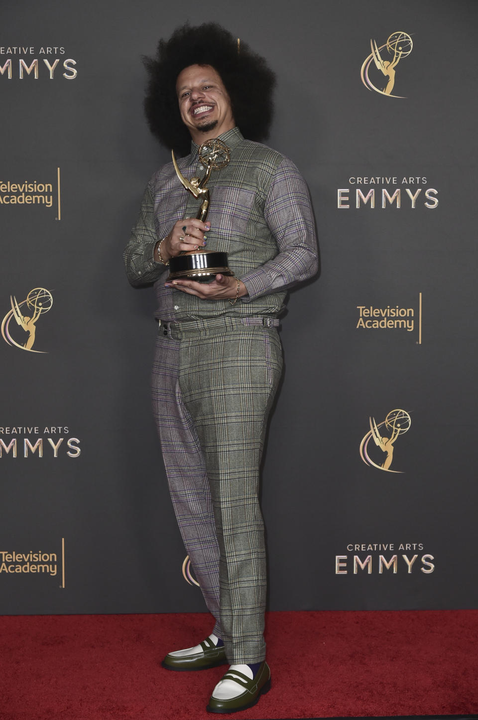 Eric Andre posa con su premio de actor destacado en una serie corta de comedia o drama por "The Eric André Show" en la segunda noche de los Premios Emmy de las Artes Creativas el domingo 8 de septiembre de 2024 en Los Ángeles. (Foto Richard Shotwell/Invision/AP)