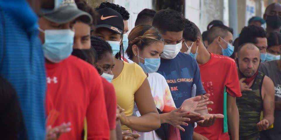 Decenas de migrantes llegan a las oficinas de la COMAR a pedir asilo