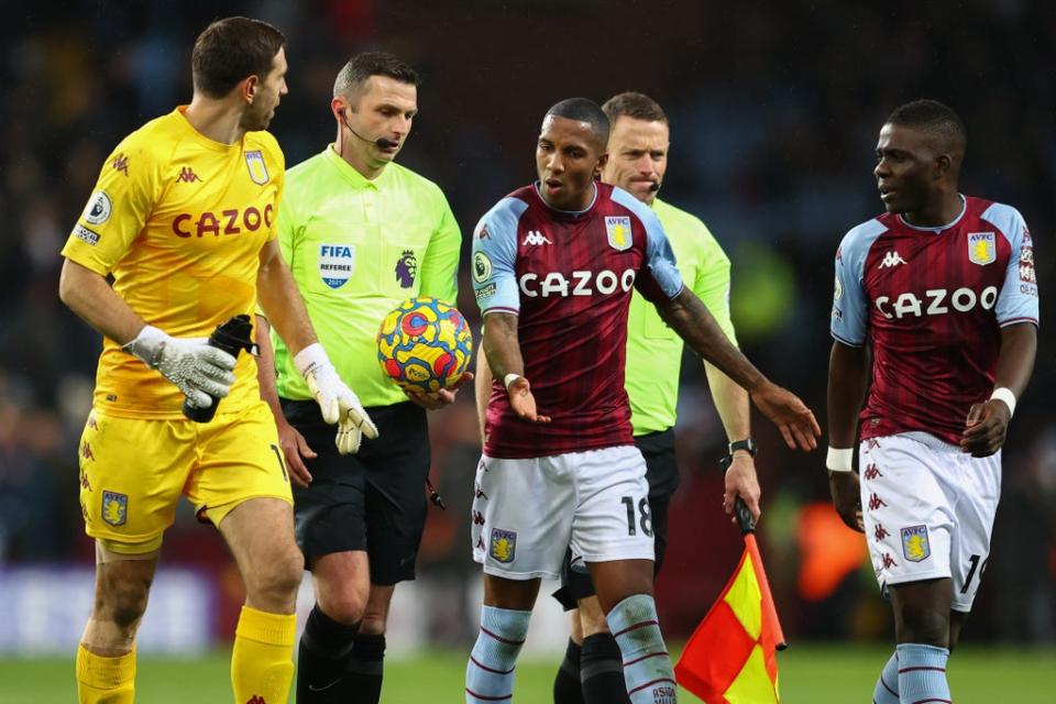 Aston Villa players remonstrate with referee Michael Oliver (Getty Images)