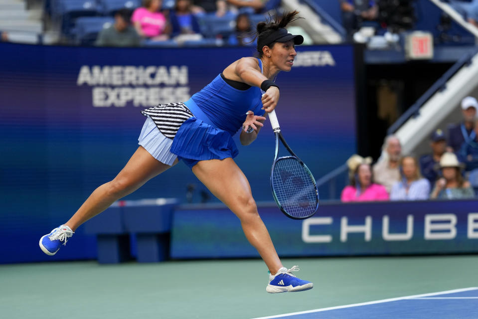 La estadounidense Jessica Pegula saca ante la ucraniana Elina Svitolina durante la tercera ronda del US Open, el sábado 2 de septiembre de 2023, en Nueva York. (AP Foto/Manu Fernández)