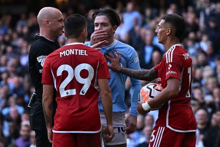 Montiel, de espaldas, en una discusión con Jack Grealish, durante el choque con Manchester City