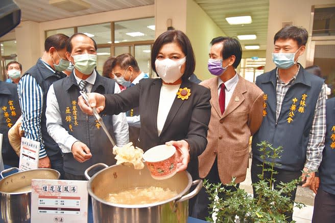 雲林舉辦「健康上場、食來運轉」活動，縣長張麗善（右三）鼓勵民眾食安搭配藥膳，一起養生抗疫。（張朝欣攝）