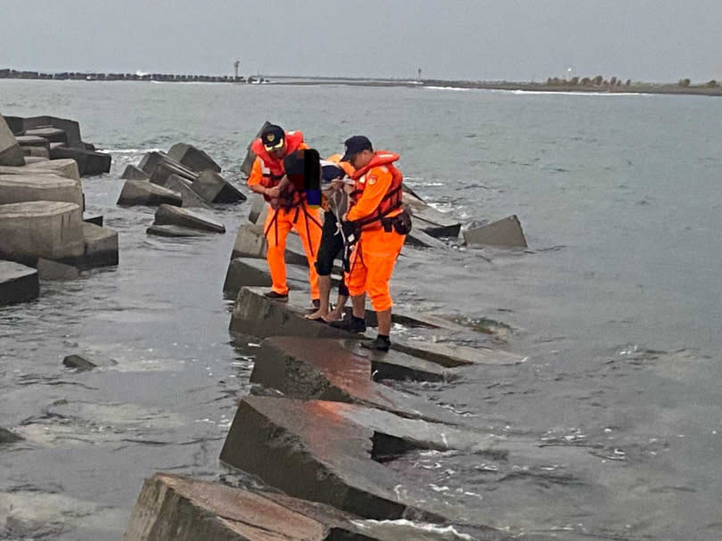 呂姓男子心情不佳，海邊飲酒，醉倒昏睡消波塊上，海巡人員踏浪將他救上岸。（圖／海巡署提供）