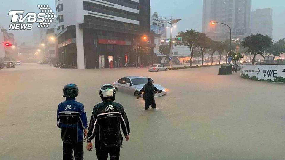 高雄昨(19日)多處傳出淹水災情，不少地區水都淹到小腿肚，民眾難以通行。圖／中央社