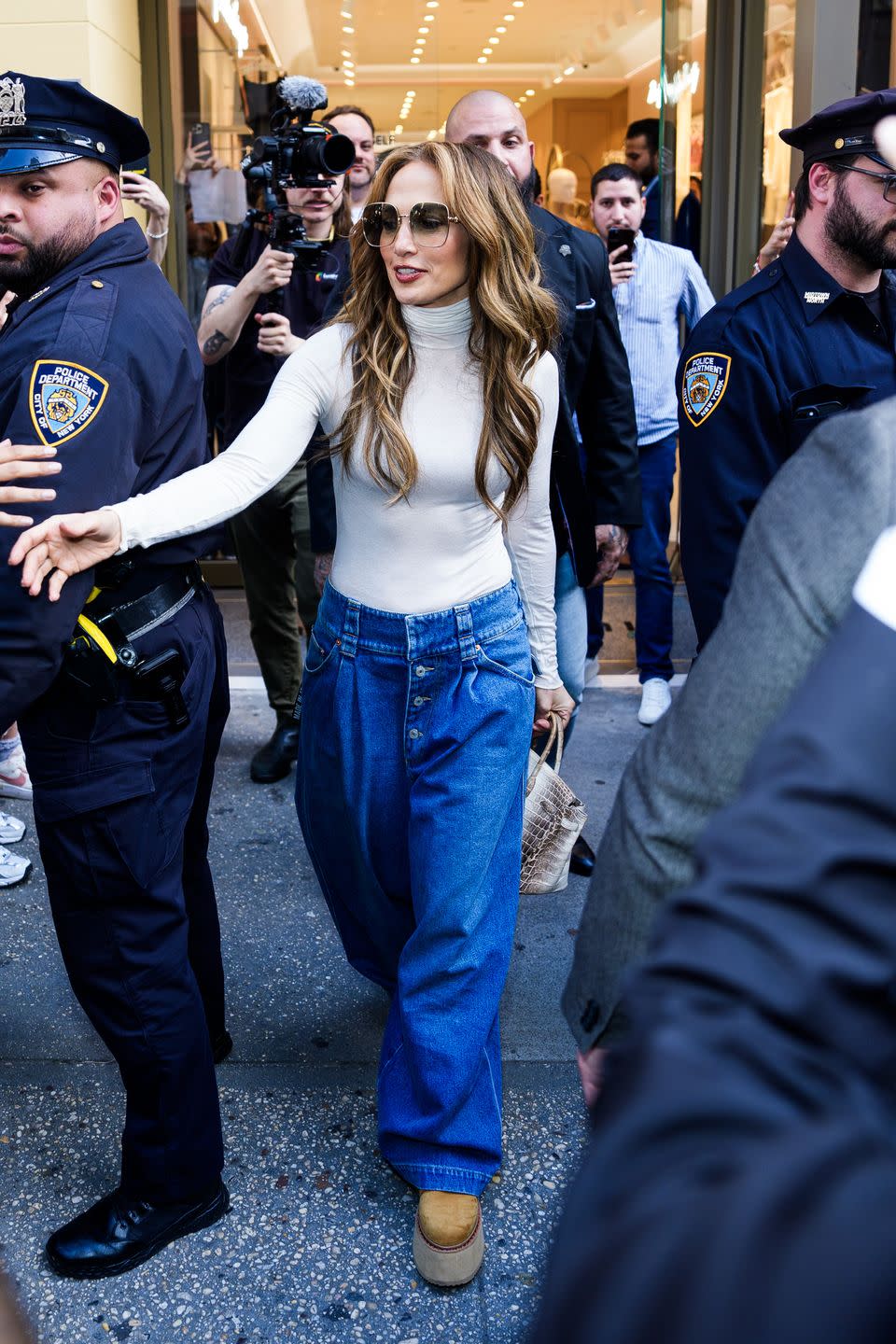 jennifer lopez hosts intimissimi store event