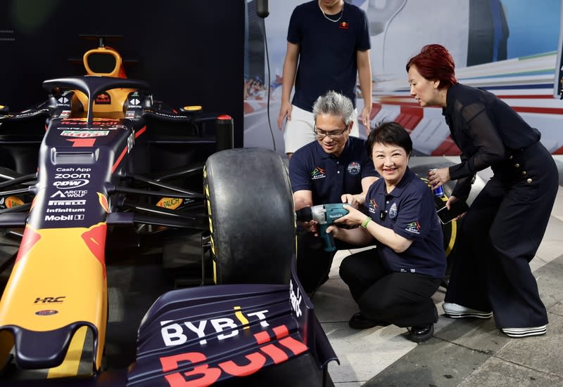 盧秀燕演練賽車輪胎更換（1） 台中市長盧秀燕（右2）16日在台北出席2024 Red Bull  Showrun Taichung登台預告記者會，現場演練為賽車 更換輪胎。 中央社記者王飛華攝　113年5月16日 