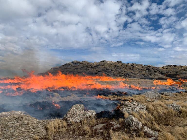 Sigue el fuego en las alturas en la zona del cerro Champaquí