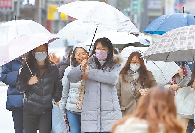 入冬最強寒流來襲全台急凍！23日各地天氣極度寒冷，0時至下午5時全台獲報內科心肺功能停止（OHCA）53人。圖為外出民眾都穿上厚重外套禦寒。（陳俊吉攝）