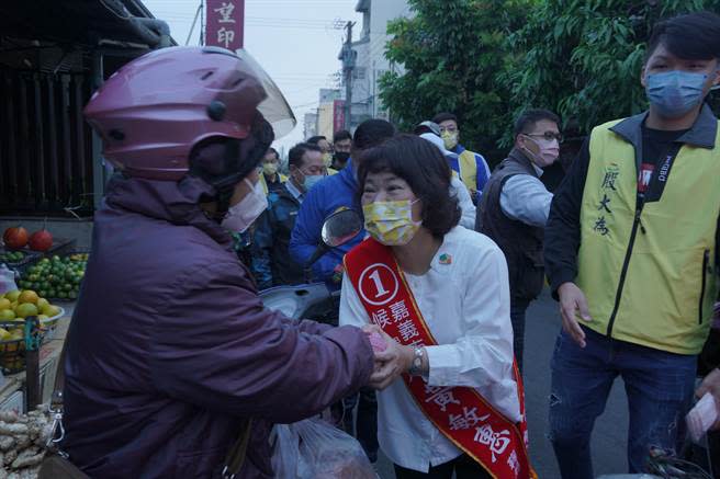 國民黨嘉義市長候選人黃敏惠今天到傳統市場拜票。（黃敏惠競總提供／廖素慧嘉市傳真）