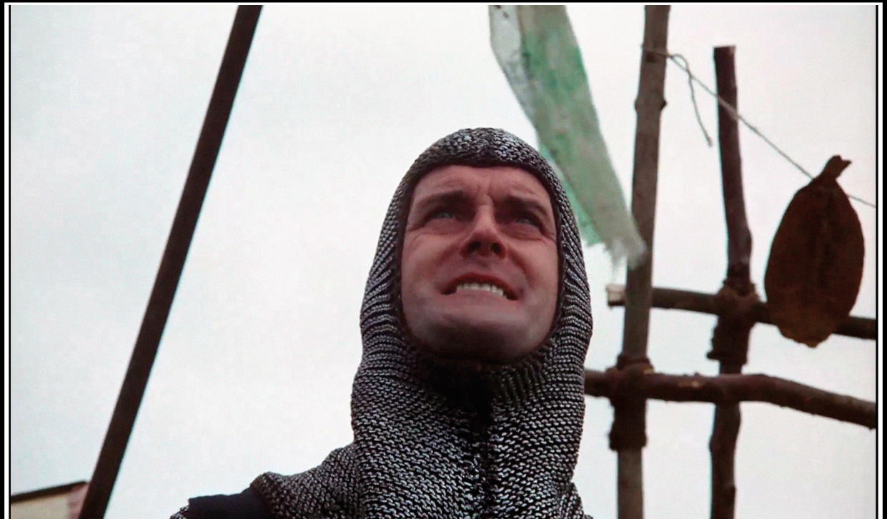 Prod DB © Python (Monty) Pictures Limited / DR MONTY PYTHON, SACRE GRAAL (MONTY PYTHON AND THE HOLY GRAIL) de Terry Gilliam et Terry Jones 1974 GB avec John Cleese chevalier, cotte de mailles, ridicule, loufoque, parodie, sir lancelot