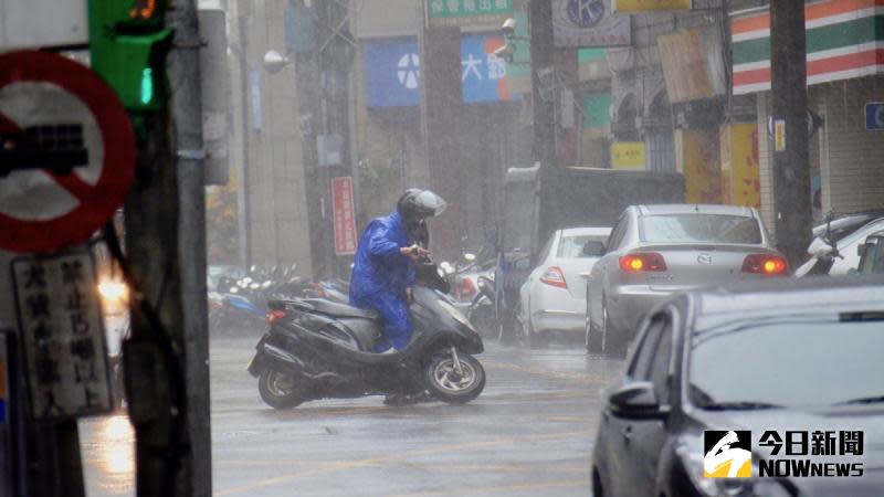 ▲中央氣象局今（21）日針對中南部10縣市發布豪、大雨特報。氣象局表示，西南風持續帶來偏多的水氣，中南部容易出現短暫陣雨或雷雨，慎防局部積淹水，受鋒面接近影響，北部也開始會有局部短暫陣雨或雷雨，東半部仍為多雲到晴。（圖／NOWnews資料圖片）