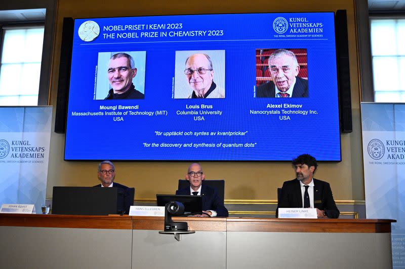 Hans Ellegren (centro), secretario permanente de la Real Academia de las Ciencias de Suecia, anuncia los ganadores del Premio Nobel de Química 2023 durante una rueda de prensa en la Real Academia de las Ciencias de Suecia en Estocolmo, Suecia