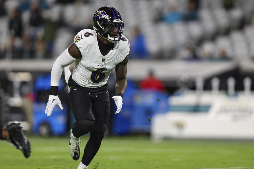 Baltimore Ravens linebacker Patrick Queen (6) warms up before an NFL football game against the Jacksonville Jaguars, Sunday, Dec. 17, 2023, in Jacksonville, Fla. The Ravens defeated the Jaguars 23-7. (AP Photo/Gary McCullough)