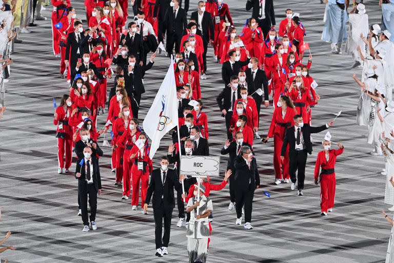 La abanderada de Rusia (ROC), Sofya Velikaya, y el abanderado de Rusia, Maxim Mikhaylov, desfilan durante la ceremonia de apertura de los Juegos Olímpicos de Tokio 2020, en el Estadio Olímpico de Tokio, el 23 de julio de 2021