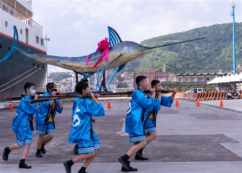 南安國中旗魚陣迎賓表演。（圖／台灣港務公司提供）