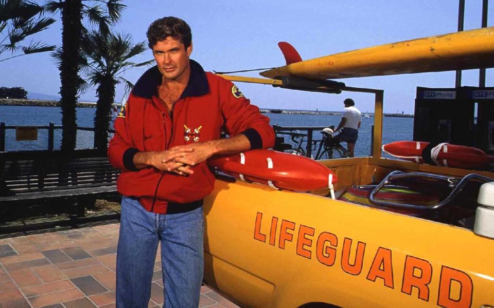 <p>Er kann cool: David Hasselhoff, der in 80er-Jahren als Michael Knight in "Knight Rider" auf Verbrecherjagd ging und damit seinen Durchbruch feierte, spielte in "Baywatch" den Rettungsschwimmer Mitch Buchannon und wurde - neben Pamela Anderson - zum Gesicht und Star der Serie. (Bild: Paul Harris/Getty Images)</p> 