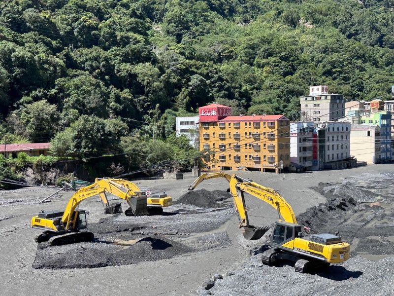 卡努颱風帶來暴雨重創廬山，溫泉橋遭土石掩埋，大量砂石至今尚未清空。（圖／中央社）