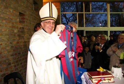 Photo Par Juan Ayala - L'Argentin Jorge Bergoglio, 76 ans, élu pape sous le nom de François, est un jésuite austère, considéré comme modéré, de tendance réformiste, aux goûts simples: il aime le football et préfère le métro de Buenos Aires aux voitures avec chauffeur