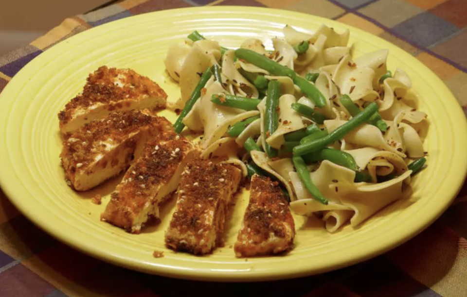 <p>Five ingredients is all it takes to make this crispy, breaded chicken. Panko crumbs are Japanese bread crumbs that are flakier and result in crunchier fried food. In this recipe, the chicken is dipped in a mixture of panko, sesame seeds and smoked paprika before being pan-fried until deep golden brown. </p> <p><a href="https://www.thedailymeal.com/best-recipes/smoked-paprika-chicken?referrer=yahoo&category=beauty_food&include_utm=1&utm_medium=referral&utm_source=yahoo&utm_campaign=feed" rel="nofollow noopener" target="_blank" data-ylk="slk:For the Smoked Paprika Chicken recipe, click here;elm:context_link;itc:0;sec:content-canvas" class="link ">For the Smoked Paprika Chicken recipe, click here</a>.</p>