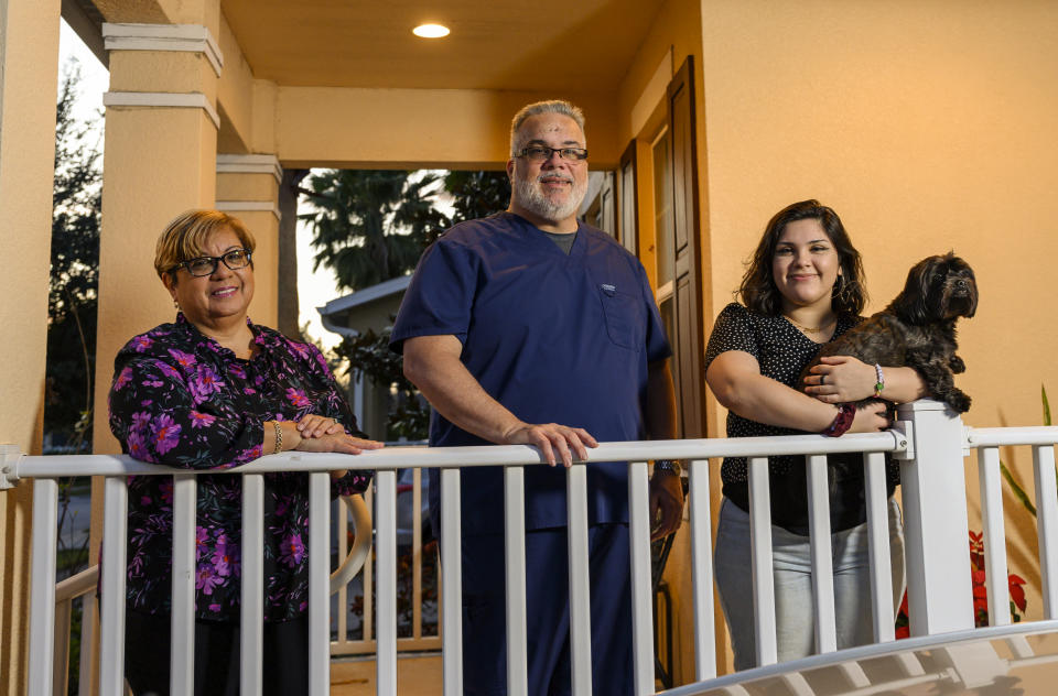 Wanda Alvira, a la izquierda, Richard Solero y Nicole Solero con su perro, Billy, en su hogar en Orlando, Florida, el 24 de enero de 2023. (Todd Anderson/The New York Times)