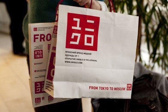 日本平價服飾品牌UNIQLO與GU，宣布9月取消提供免費購物紙袋。（翻攝自UNIQLO臉書）