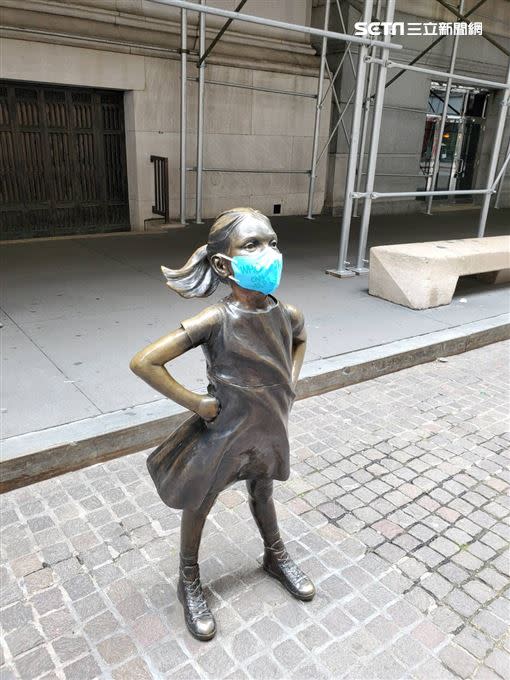紐約華爾街「無畏女孩」戴著MIT口罩讚台灣，氣勢十足也傳達台灣的驕傲。（圖／記者翁琬柔攝影）
