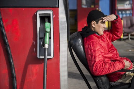 Zafar Ismail observa una estación de gasolina cerrada el 1 de noviembre de 2012 en Hoboken, New Jersey. El impacto del huracán Sandy ha golpeado la logística de transporte de combustible y existen varias zonas afectadas. (AFP | brendan smialowski)