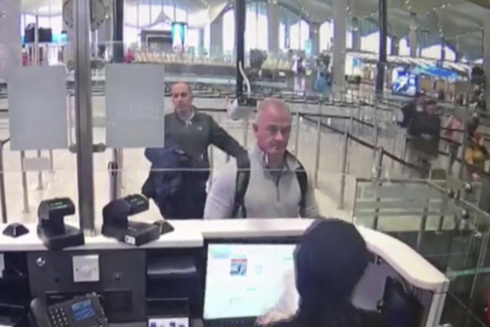 Foto del 30 de diciembre del 2019 de una cámara de seguridad que muestra a Michael L. Taylor (centro) y a George-Antoine Zayek (detrás suyo) durante el control de pasaportes en el aeropuerto de Estambul. Las autoridades dicen que llegaron en un avión privado en el que habían sacado a Carlos Ghosn, ex CEO de Nissan, de Japón, donde tenía pendientes acusaciones por varios delitos financieros. (DHA via AP)