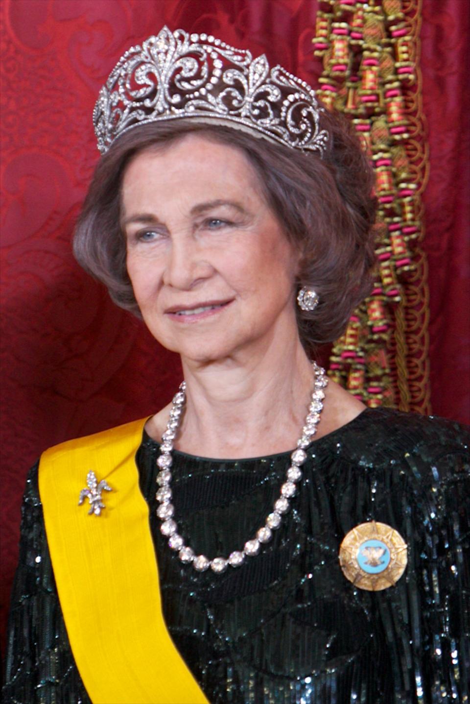 <p>Die Fleur-de-Lys-Tiara stammt aus dem Jahr 1906 und ist ein prächtiger Vertreter ihrer Art. Königin Sofia von Spanien vermachte dieses Stück an Letizia von Spanien, die bislang jedoch noch nicht mit dieser Tiara aufgetreten ist. (Foto: Getty) </p>