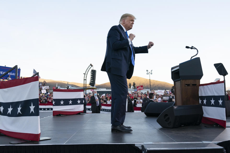 El presidente Donald Trump baila después de dar su discurso el domingo 18 de octubre de 2020 en un acto de campaña en el aeropuerto de Carson City, Nevada. (AP Foto/Alex Brandon)