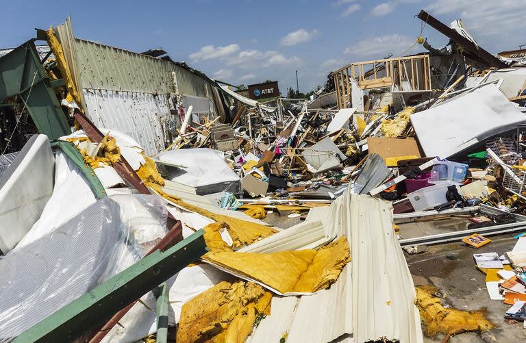 El Home Town Flea Market fue severamente dañado por la tormenta, el domingo 26 de mayo de 2024, en Rogers, Ark. (Charlie Kaijo/The Northwest Arkansas Democrat-Gazette vía AP)