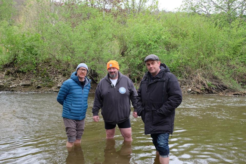 Simon Schwarz (links), Bernd Hoyer und Sebastian Bezzel machen sich ein Bild von den Wassertemperaturen in der Altmühl. (Bild: BR/Film Five GmbH/Matthias Schrauff)