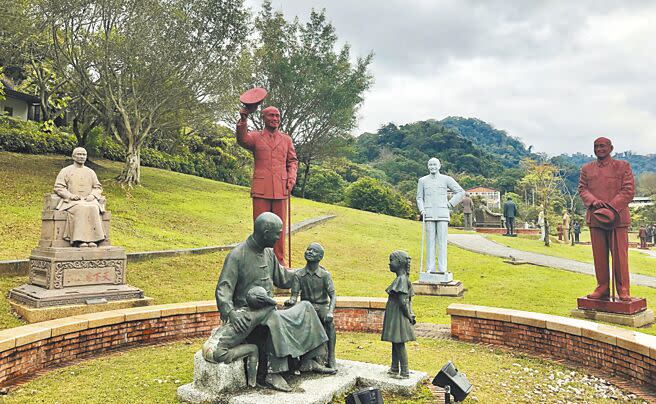 桃園市慈湖紀念雕塑公園優化工程，桃園市風景區管理處說所有銅像都將重新拆卸保養後分區展示。（本報資料照片）