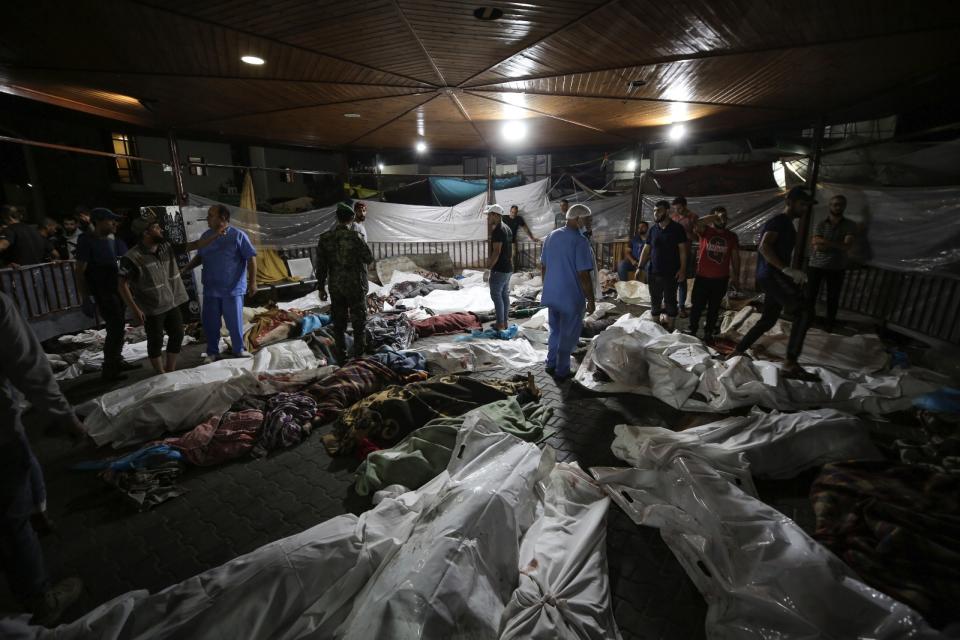 2023年10月17日，加薩阿里醫院被轟炸後，死者遺體暫時堆放在希法醫院的帳篷裡。美聯社