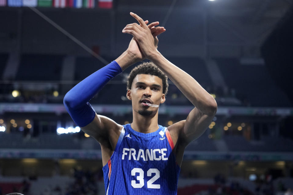 El francés Victor Wembanyama aplaude tras el partido en que su equipo venció a Japón en los Juegos Olímpicos, el martes 30 de julio de 2024 (AP Foto/Michael Conroy)