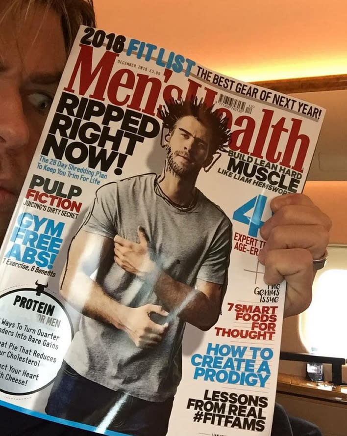 … an die zwei Monate Zeit mit seiner Rache, die hatte es dafür aber in sich: Voilà – Liam Hemsworth als “Men’s Health”-Troll! Das konnte Liam natürlich nicht … (Bild: Instagram/Chris Hemsworth)