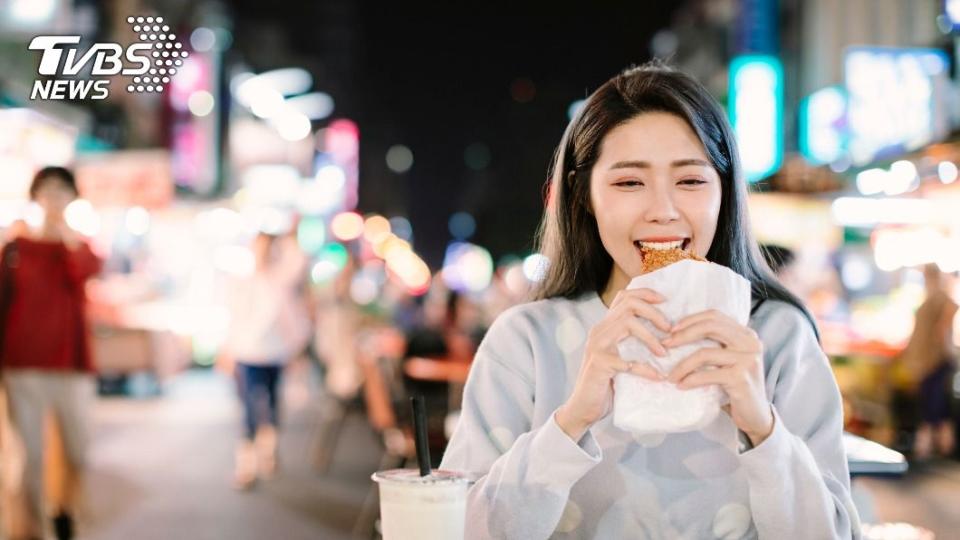 夜市美食常用防油紙袋盛裝。（示意圖／shutterstock達志影像）