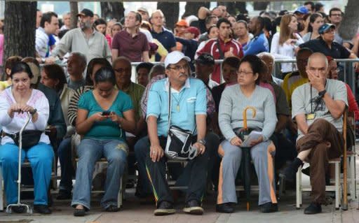 Hugo Chávez busca este domingo su reelección para permanecer dos décadas en el poder en la petrolera Venezuela, frente al joven ex gobernador Henrique Capriles Radonski, que preconiza un cambio del modelo socialista, en las elecciones presidenciales más inciertas desde 1998. (AFP | rodrigo arangua)