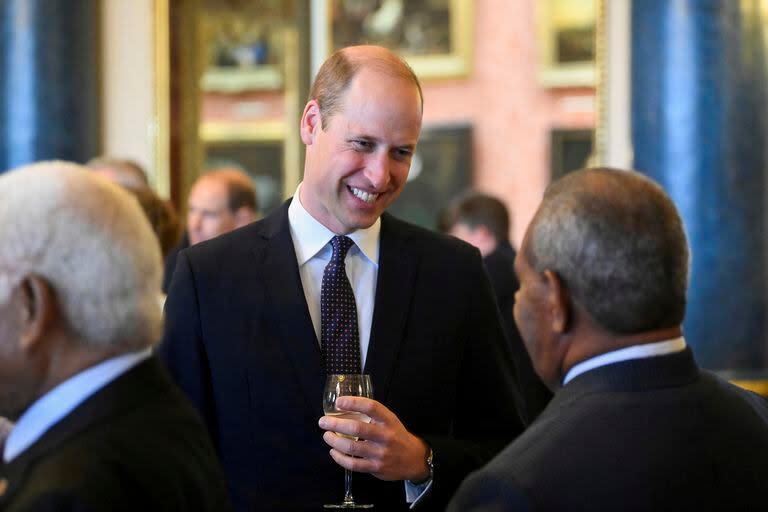 El Príncipe Guillermo de Gran Bretaña habla a los invitados durante un almuerzo de Gobernadores Generales del Reino y Primeros Ministros, en el Palacio de Buckingham en Londres, el viernes 5 de mayo de 2023, antes de la coronación del Rey Carlos III de Gran Bretaña. (Toby Melville/Pool Photo via AP)