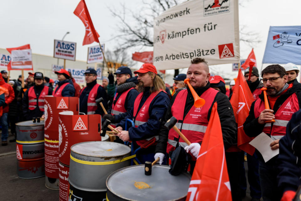 Siemens-Mitarbeiter protestieren gegen die geplanten Entlassungen. (Bild: Getty Images)