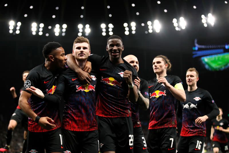 Timo Werner del RB Leipzig celebra junto a sus compañeros tras anotar de penal el único gol del partido en el triunfo como visitante ante el Tottenham Hotspur por la Liga de Campeones, en Londres, Inglaterra