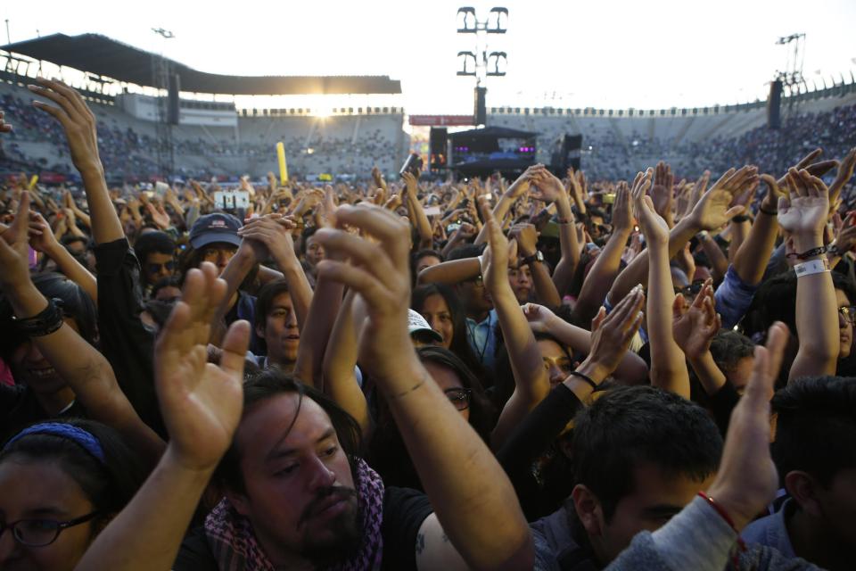 Admiradores aplauden a la banda de rock argentina Enanitos Verdes durante su actuación en el festival Vive Latino, el domingo 19 de marzo del 2017 en la Ciudad de México. (AP Foto/Rebecca Blackwell)