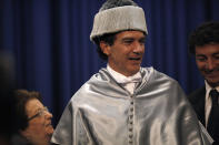 Spanish actor and director Antonio Banderas (C) smiles between his mother Ana Bandera (L) and his brother Javier Banderas after being granted with an honorary degree during a traditional ceremony in Malaga, southern Spain May 5, 2010. REUTERS/Jon Nazca (SPAIN - Tags: ENTERTAINMENT EDUCATION)