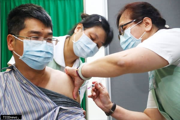 牛津AZ疫苗昨（廿一）日起開放自費接種，亞東醫院一早就陸續有民眾到醫院施打疫苗。（中央社）