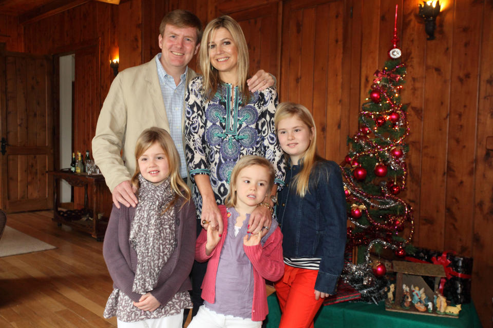 VILLA LA ANGOSTURA, ARGENTINA - DECEMBER 23:  Prince Willem Alexander of Netherlands and Princess Maxima of Netherlands pose with their daughters Princess Alexia of Netherlands, Princess Catharina-Amalia of Netherlands and Princess Ariane of Netherlands pose as the Dutch Royal family celebrate Christmas on December 23, 2012 in Villa la Angostura, Argentina. (Photo by Joaquin Salguero/Getty Images)