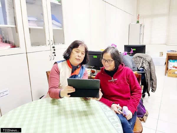 竹北就業中心推動「行動就服員」計畫，帶著平板電腦走進鄰里向民眾與廠商介紹各種就業工具和方案，拉近與民眾的距離。