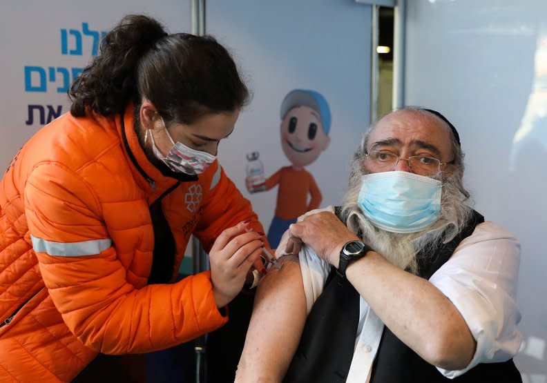 疫苗的施打非常普及，讓確診高達84萬的以色列漸漸化解危機。AFP
